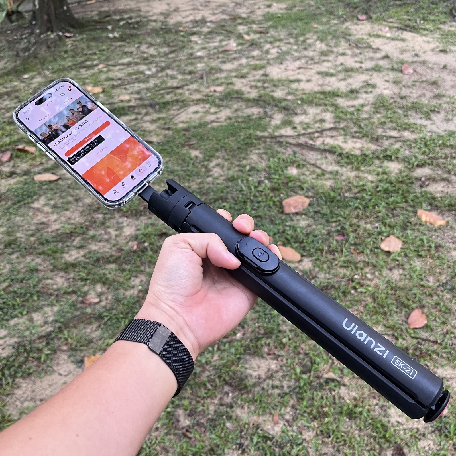 Minimal Magを装着したiPhoneをUlanzi SK-21に取り付け、手に持った状態