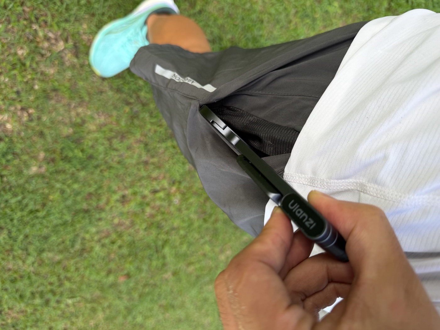 MA38をショートパンツのポケットに差し込む様子