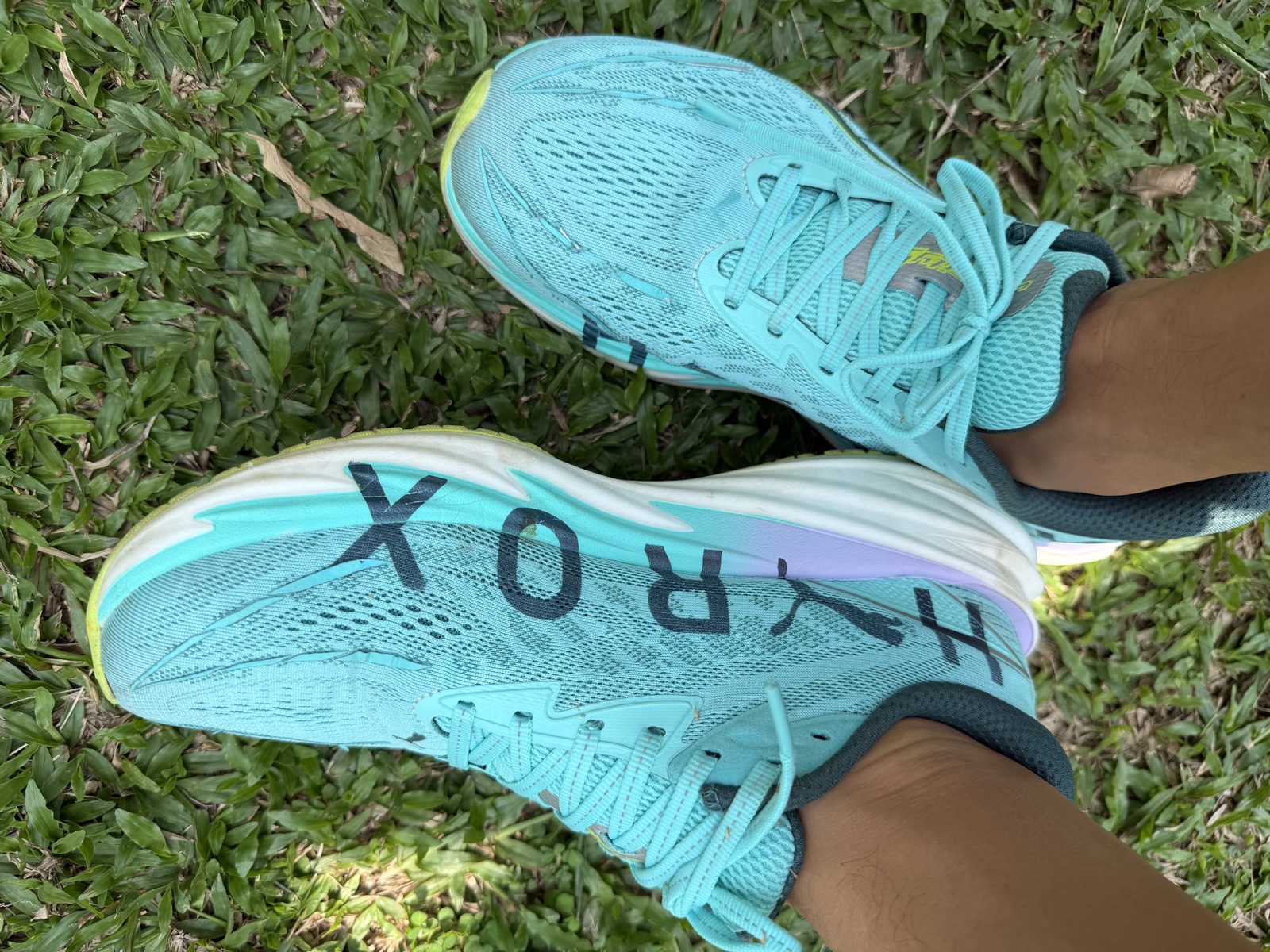 Noriが実際に着用しているPUMA × HYROXのシューズ。足元を上から撮影